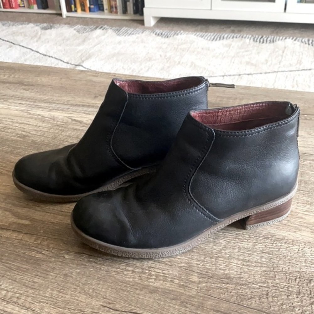 Dansko size 39 black leather booties